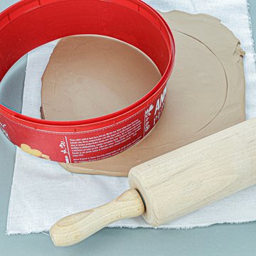 Forbered formen og rul leret ud